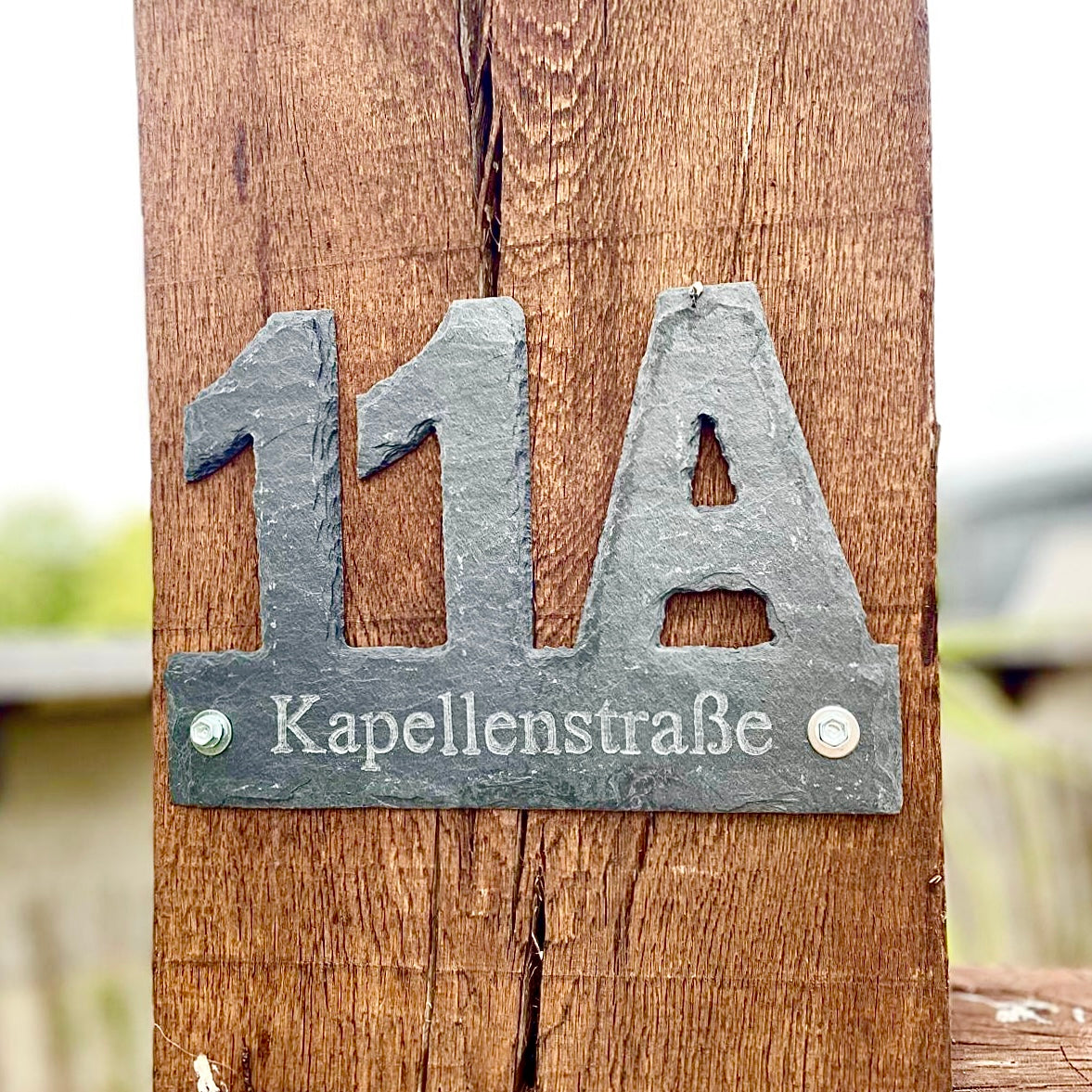 Klassische Hausnummer mit Wunschname aus Schiefer, ca. 15 x 25 cm, individuelle Gravur von Hand