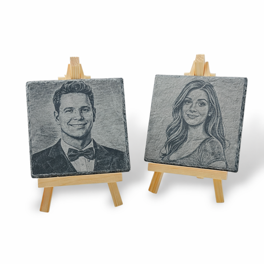 Personalisierte Fotogravur auf Schieferplatte (quadratisch) mit Holzstativ (10–30 cm) – Geschenk mit Lasergravur