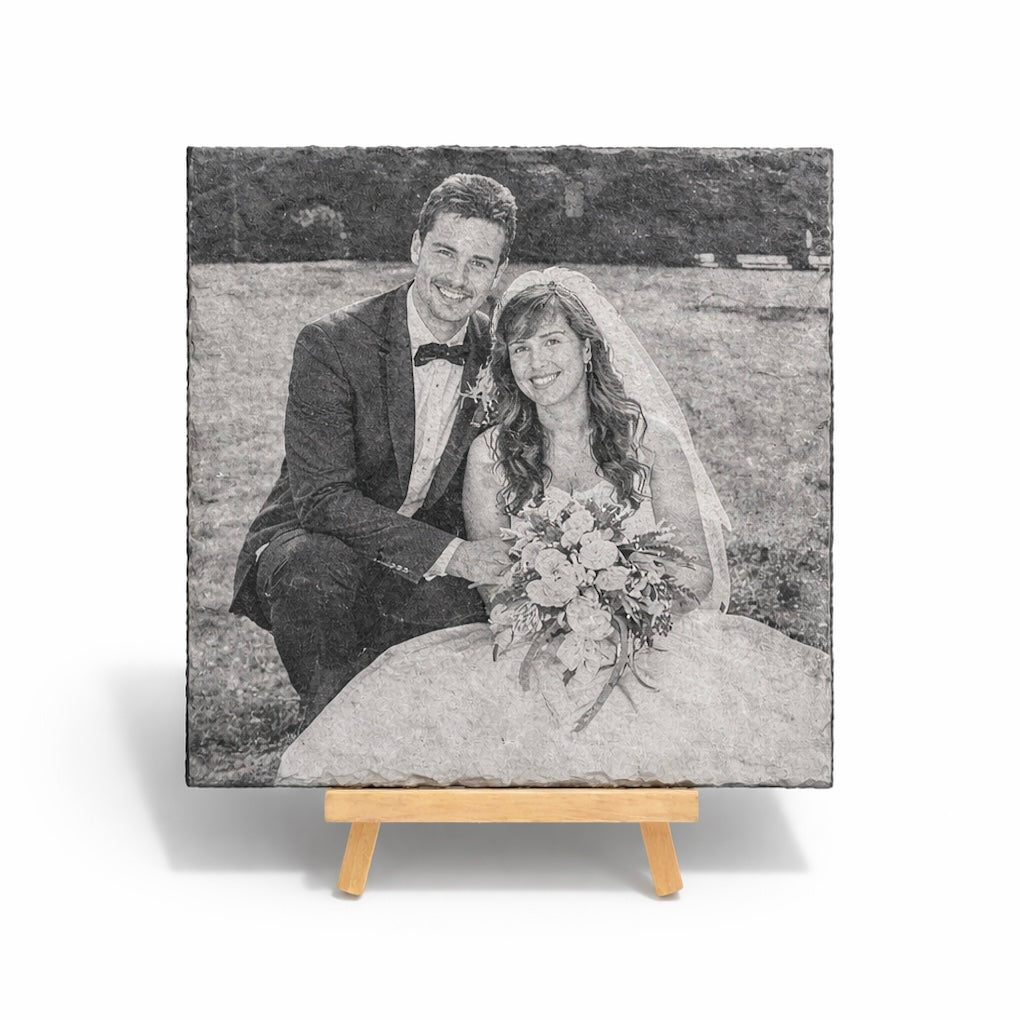 Personalisierte Fotogravur auf Schieferplatte (quadratisch) mit Holzstativ (10–30 cm) – Geschenk mit Lasergravur