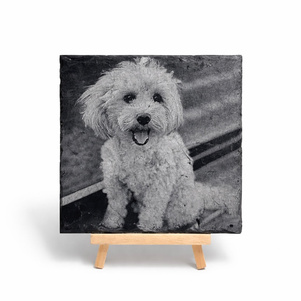 Personalisierte Fotogravur auf Schieferplatte (quadratisch) mit Holzstativ (10–30 cm) – Geschenk mit Lasergravur